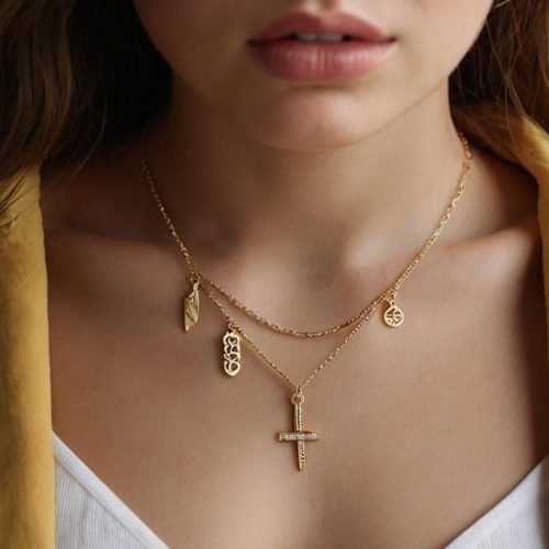 I want to get my girlfriend a necklace before I go to university